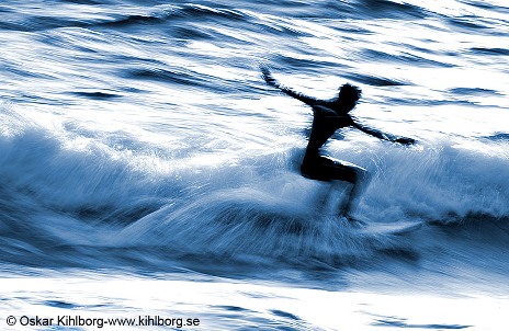 Surfing på Torö i november. Foto: Oskar Kihlborg