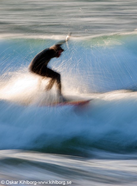 Surfing på Torö i november. Foto: Oskar Kihlborg