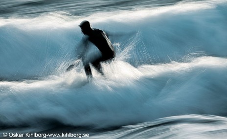 Surfing på Torö i november. Foto: Oskar Kihlborg