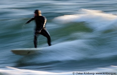 Surfing på Torö i november. Foto: Oskar Kihlborg