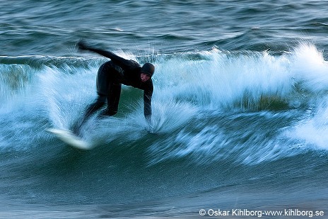 Surfing på Torö i november. Foto: Oskar Kihlborg