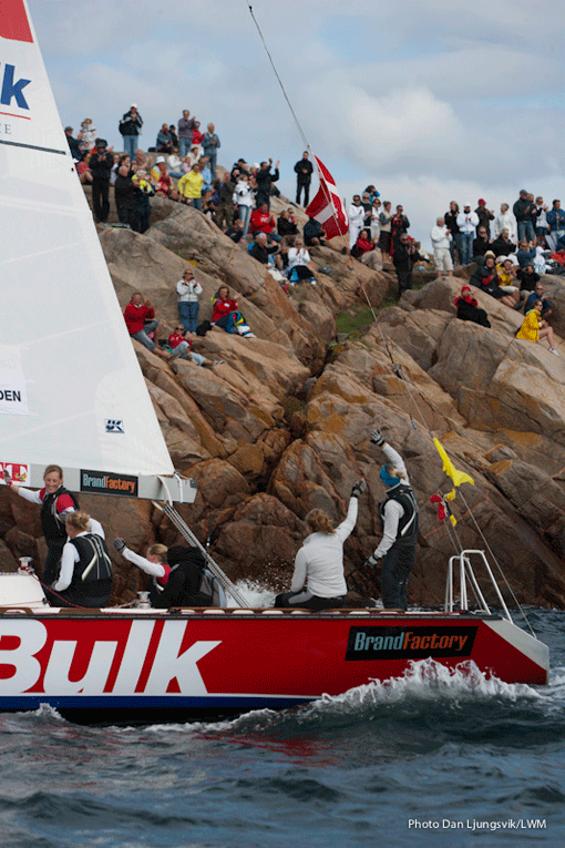 Vinnarbåten tackar publiken på klipporna. Foto: Dan Ljungsvik/LWM