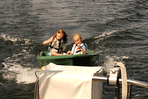 Barnen åker jolle efter båten. Foto: Adrienne Martin-Löf