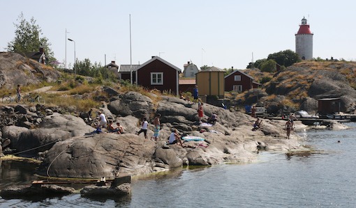 Landsort får bättre hamn och boende.