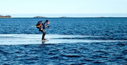 Långfärdsskridskor i skärgården.