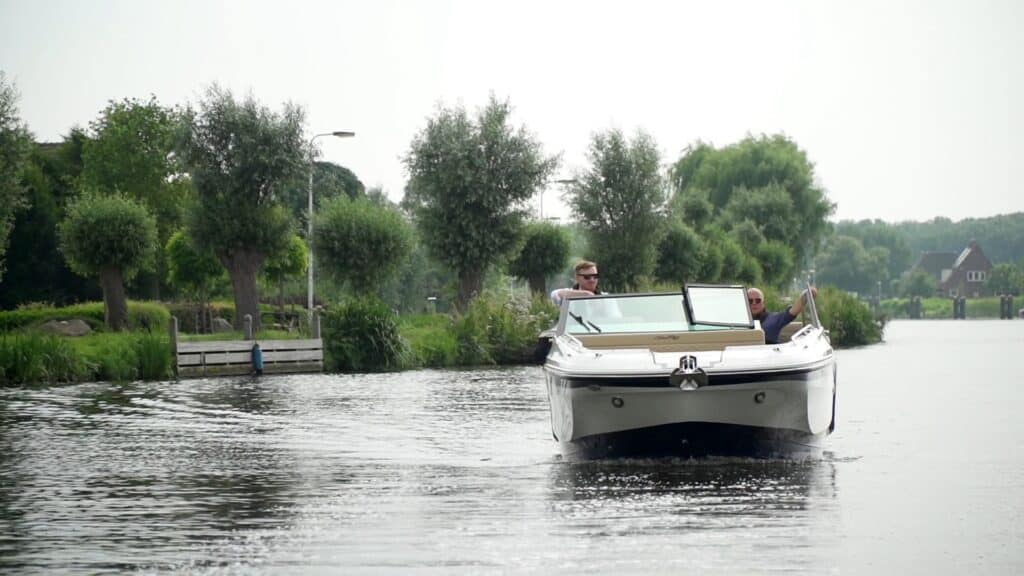 Canal-boating-with-sea-ray