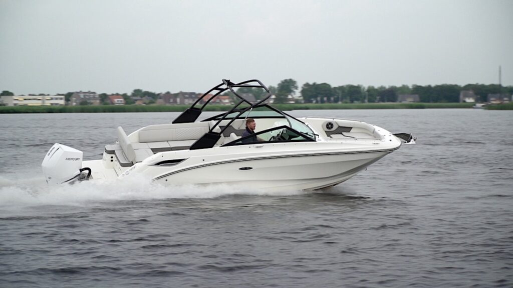 Sea-Ray-SLX-250-test-