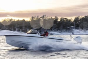 Quarken-boats-lanserar-ny-27-fotare