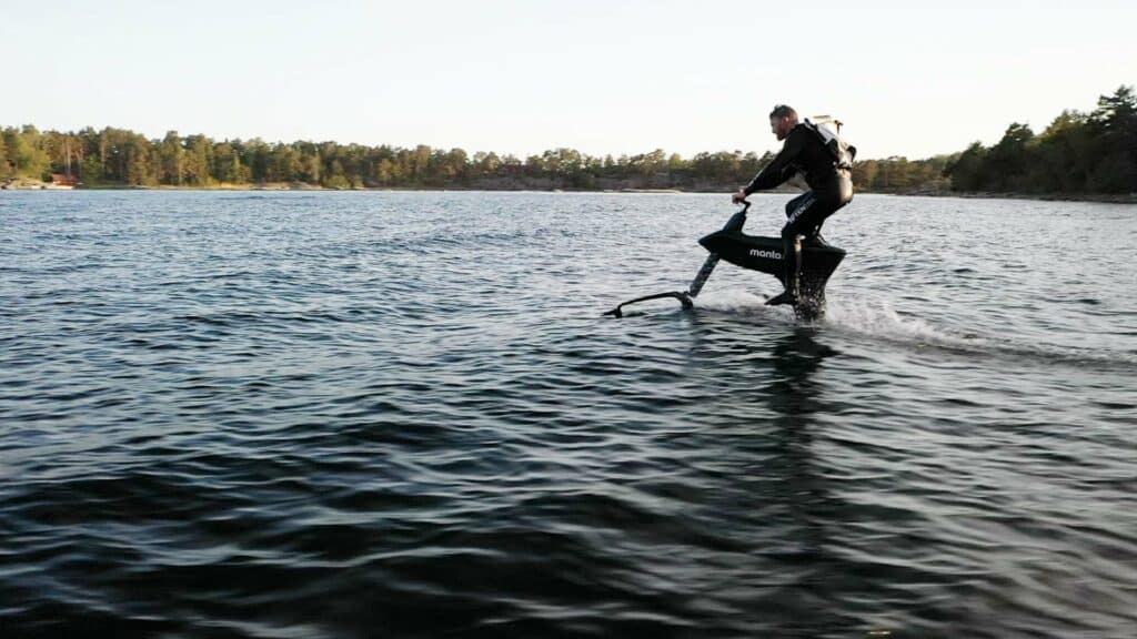 Eldriven-cykel-med-foils-pa-havet