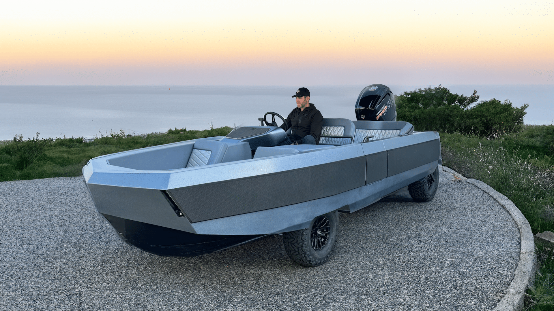 WaterCar EV den eldrivna amfibiefarkosten som vill göra övergången från land till vatten busenkel.